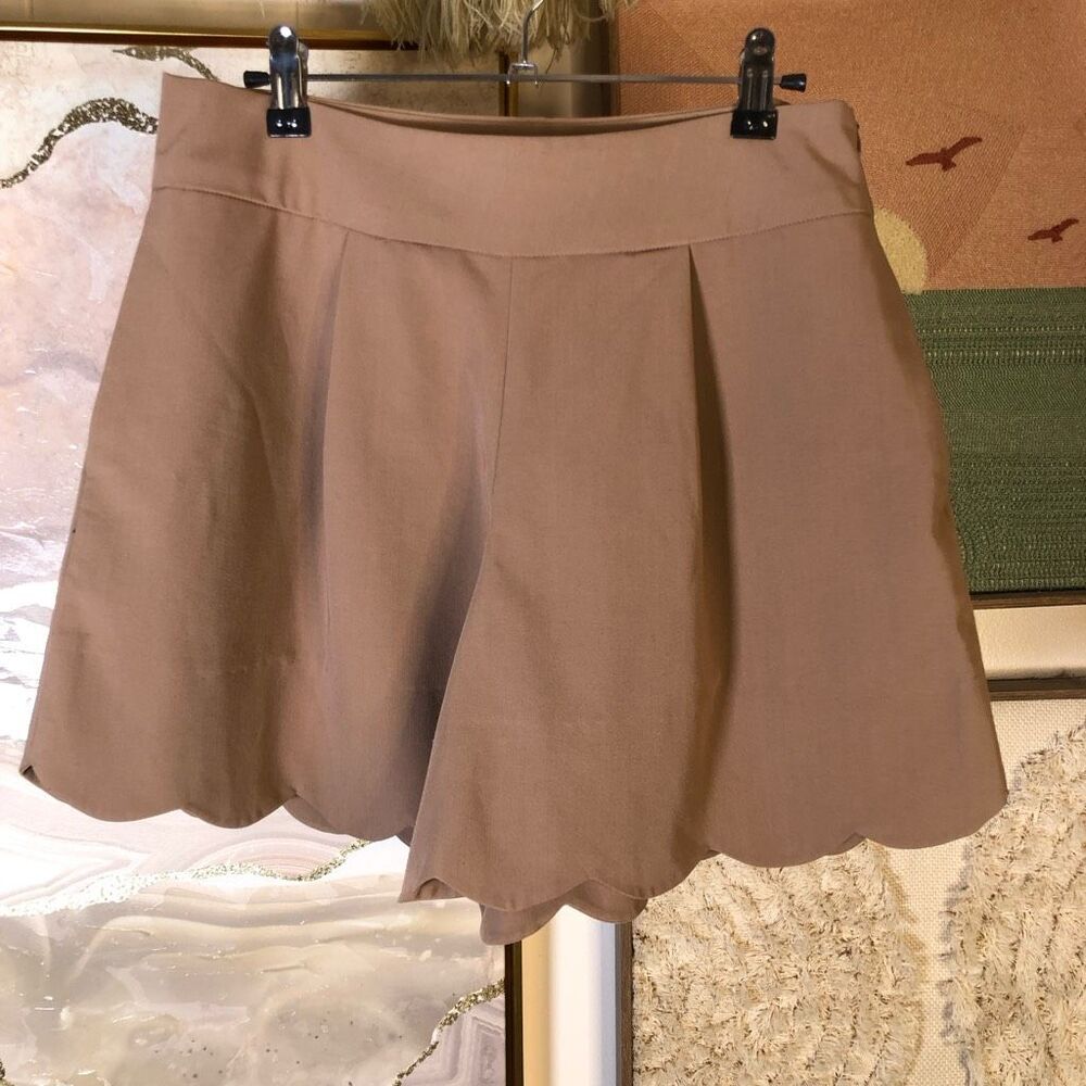 Womens Pleated Front Side Zip Pockets Scalloped Hem Shorts Light Brown Size 2